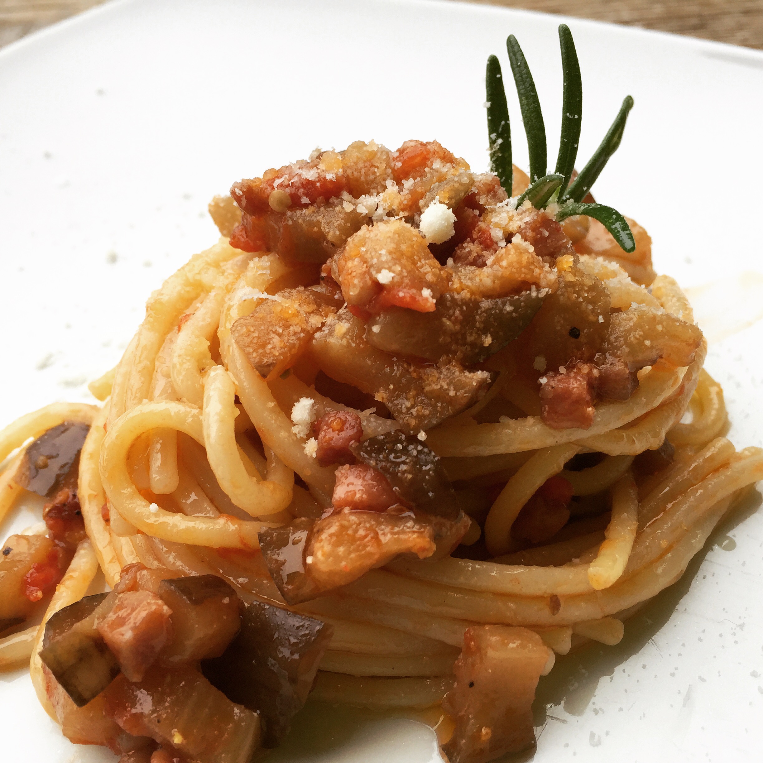 spaghetti alle melanzane e speck