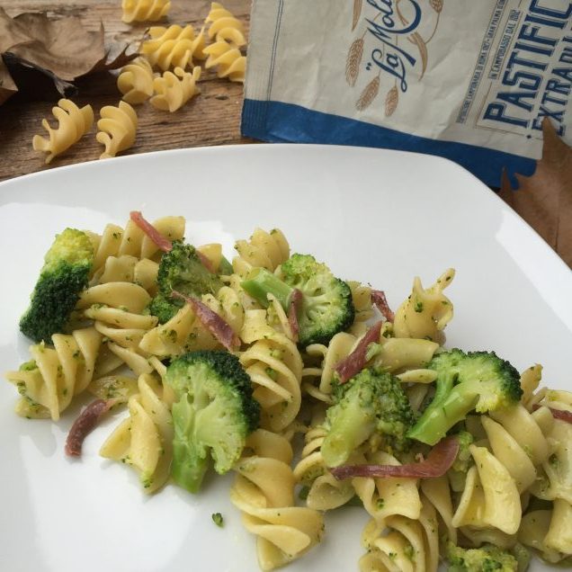 fusilloni ai broccoli con acciughe